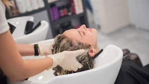 Una mujer en India sufrió un derrame cerebral por una práctica en salón de belleza.