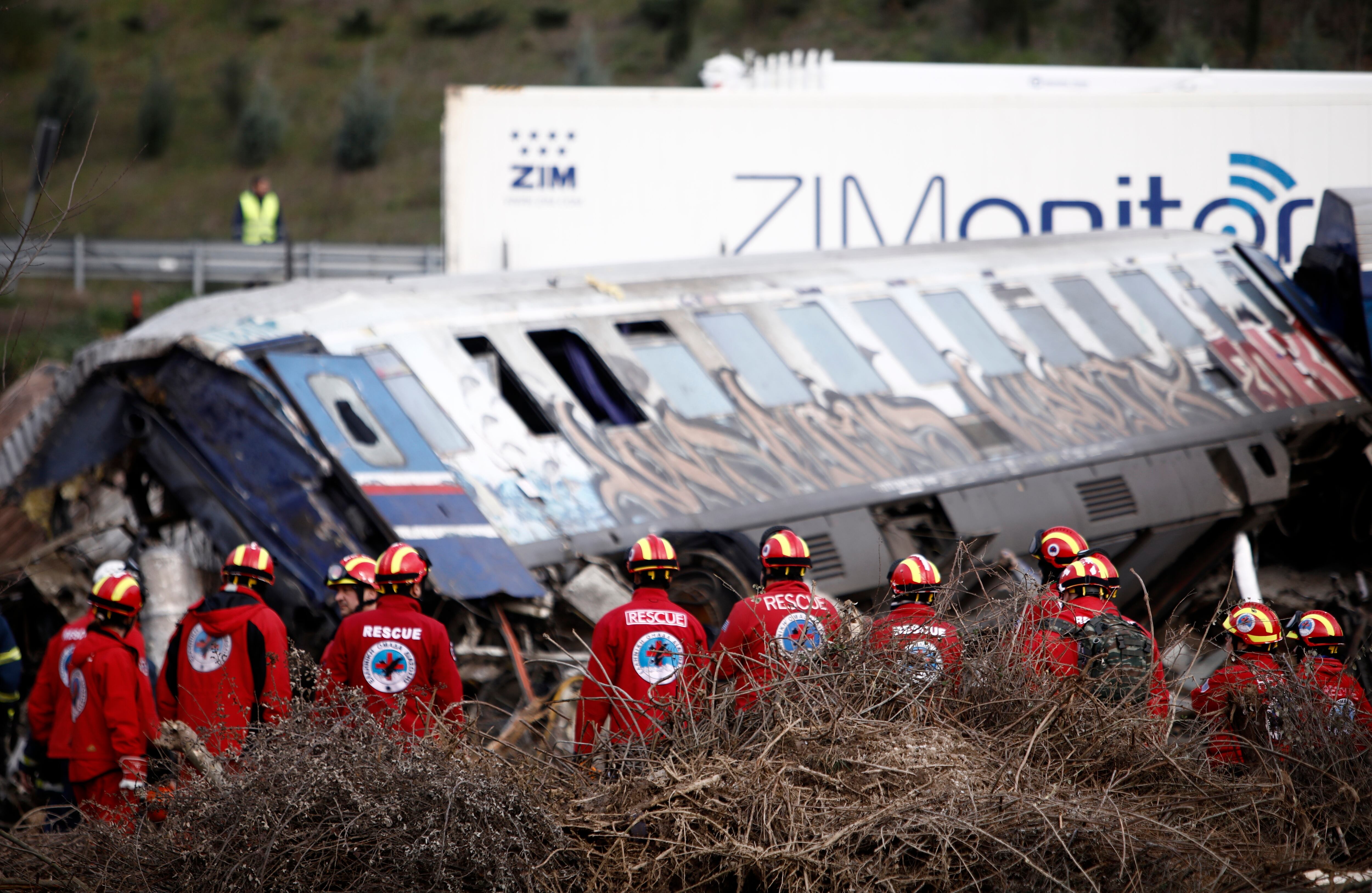En imágenes  choque mortal de trenes en Grecia.