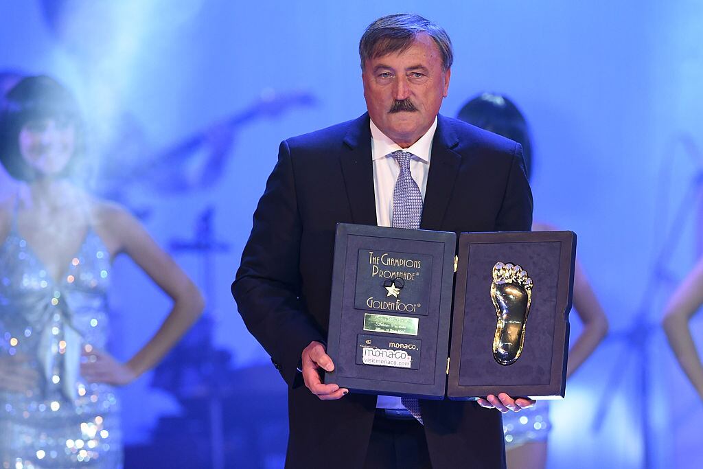 MONTE-CARLO, MÓNACO - 13 DE OCTUBRE: Antonin Panenka recibe el trofeo Golden Foot Award durante la ceremonia del Golden Foot Award 2014 en el Sporting Club el 13 de octubre de 2014 en Montecarlo, Mónaco. (Foto de Valerio Pennicino/Getty Images para Golden Foot)