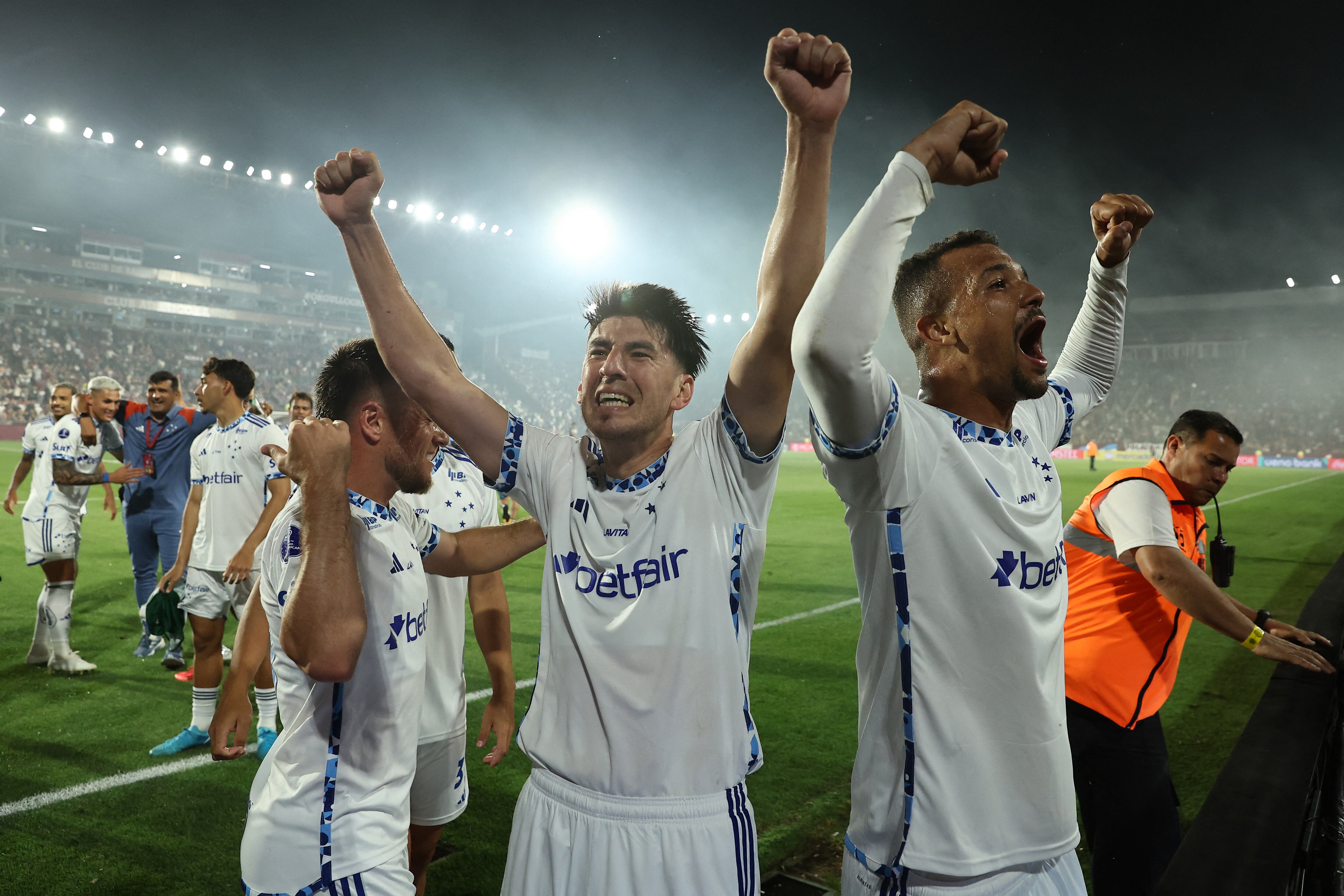 El defensor argentino del Cruzeiro #25 Lucas Villalba (C) y el mediocampista #20 Walace (R) celebran después de ganar el partido de vuelta de la semifinal de la Copa Sudamericana.