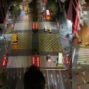 Los nuevos semáforos de piso buscan hacer más seguros los cruces peatonales en zonas de alta circulación de Medellín.