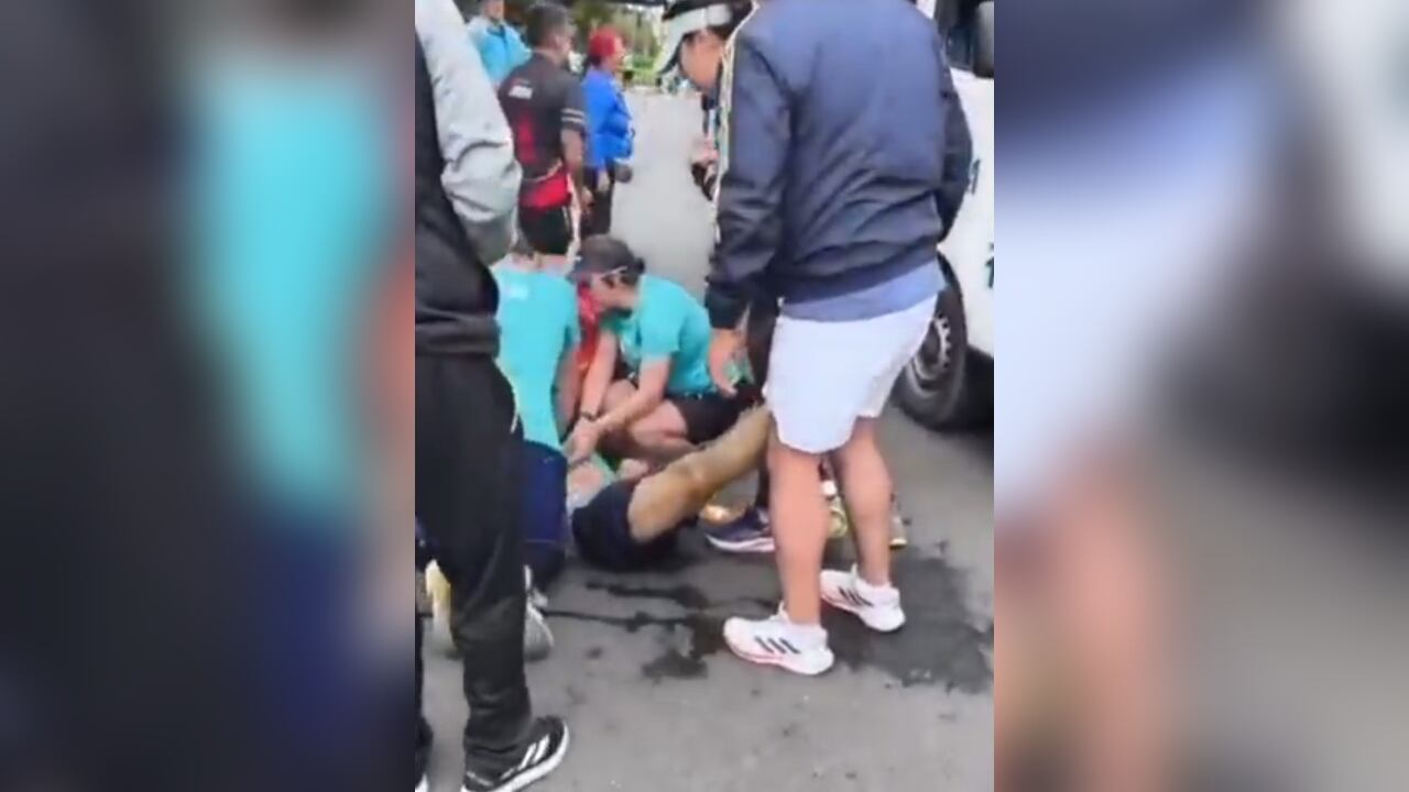 A los pocos segundos de la emergencia llegó la ambulancia y lo trasladó hasta un centro médico.