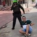 El hombre ya herido en el piso tras el disparo del uniformado que lo grababa cuando intentaba atacarlo con piedras