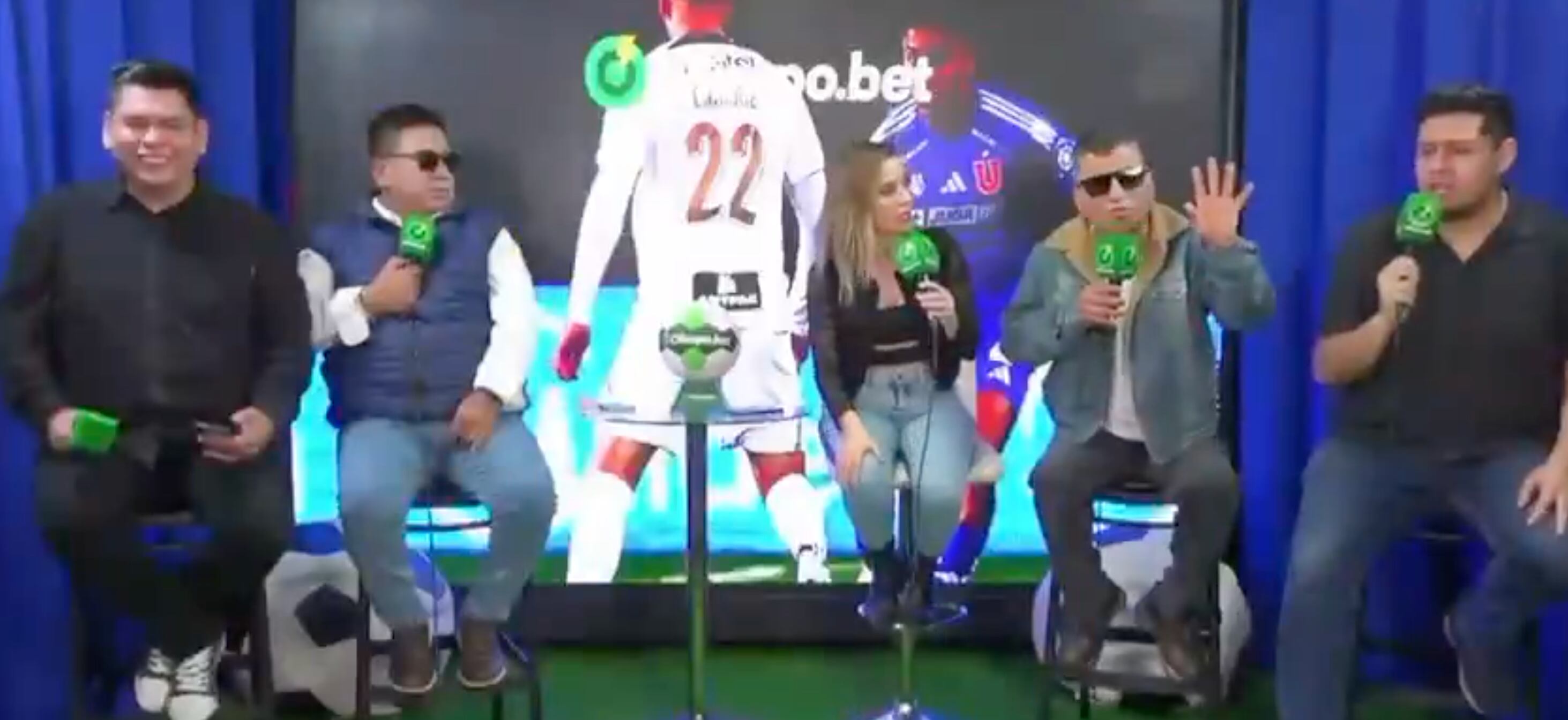 El periodista mostró su inconformidad tras el golpe recibido por su colega