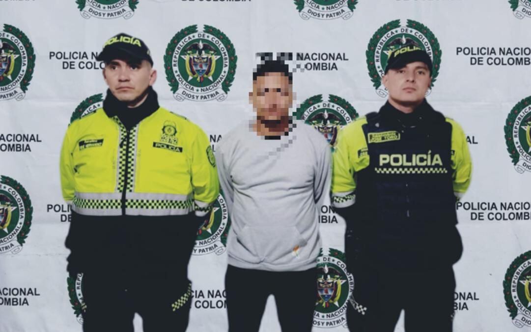 La niña tiene tan solo 2 años; le apuntaba con un cuchillo.