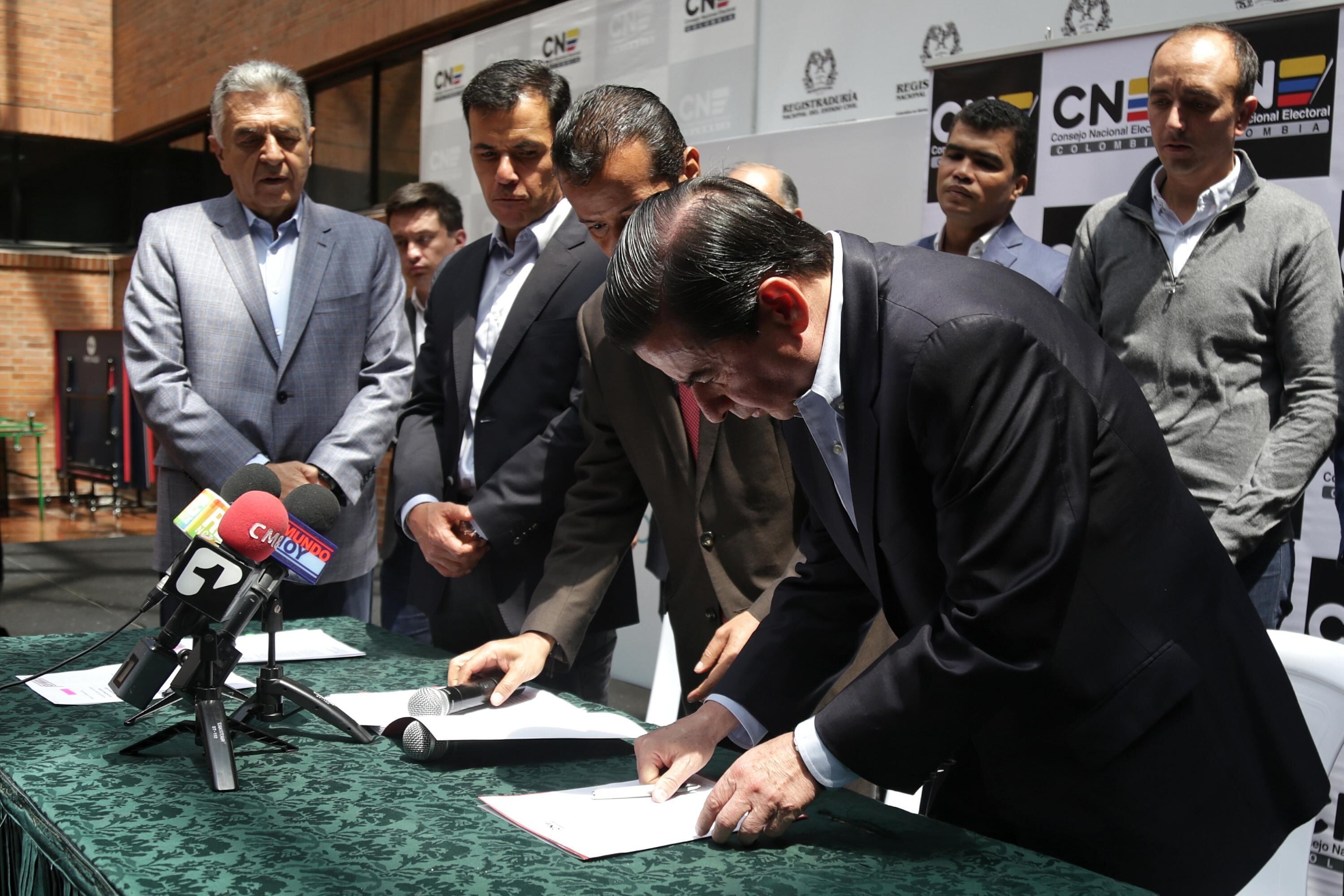 A la inscripción del movimiento ‘En marcha’ ante el CNE, asistieron Juan Fernando Cristo, Guillermo Rivera, ‘Lucho’ Garzón, entre otros.