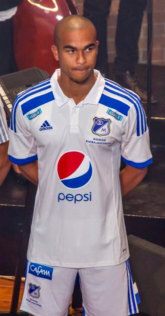 Lewis Ochoa lució el segundo uniforme del equipo, el cual se mantiene con camiseta, pantaloneta y medias blancas.  Foto: Carlos Bernate/SEMANA  