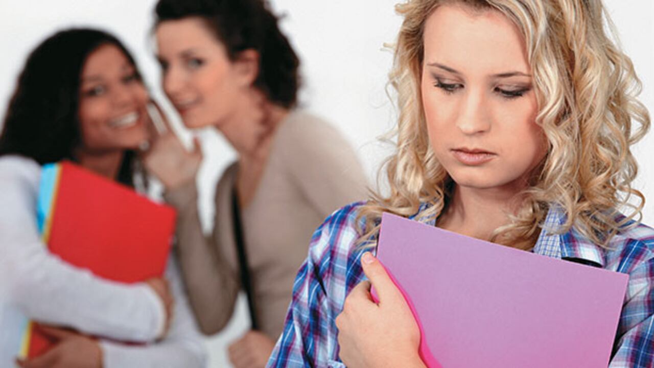 Donde hay competencia femenina, hay agresión. Entre las tácticas más populares están hablar mal de la víctima a sus espaldas o generar rumores que la descalifican.