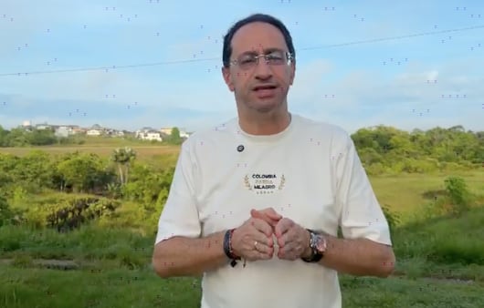 José Manuel Restrepo, vicepresidente de Colombia, se puso la camiseta por los damnificados y familiares de víctimas del terremoto.