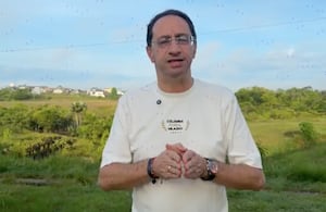 José Manuel Restrepo, vicepresidente de Colombia, se puso la camiseta por los damnificados y familiares de víctimas del terremoto.