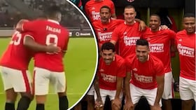 Aplausos para Falcao, que anotó un destacado gol en partido de leyendas del Manchester United.