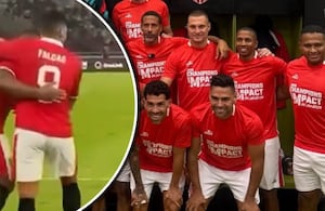 Aplausos para Falcao, que anotó un destacado gol en partido de leyendas del Manchester United.