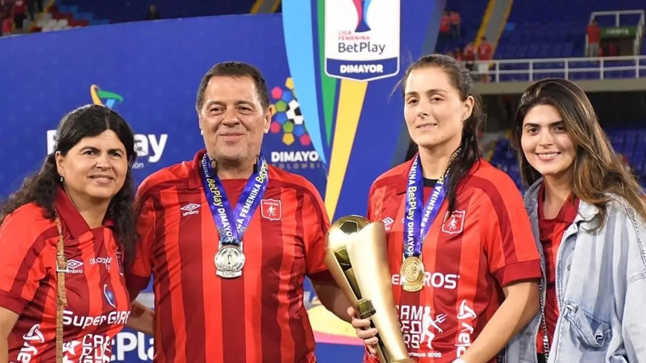 La familia Gómez lidera desde hace unos años el proyecto de América de Cali. Tulio Gómez es el máximo accionista y ahora su hija Marcela (posa con el trofeo) será la presidenta de la institución.