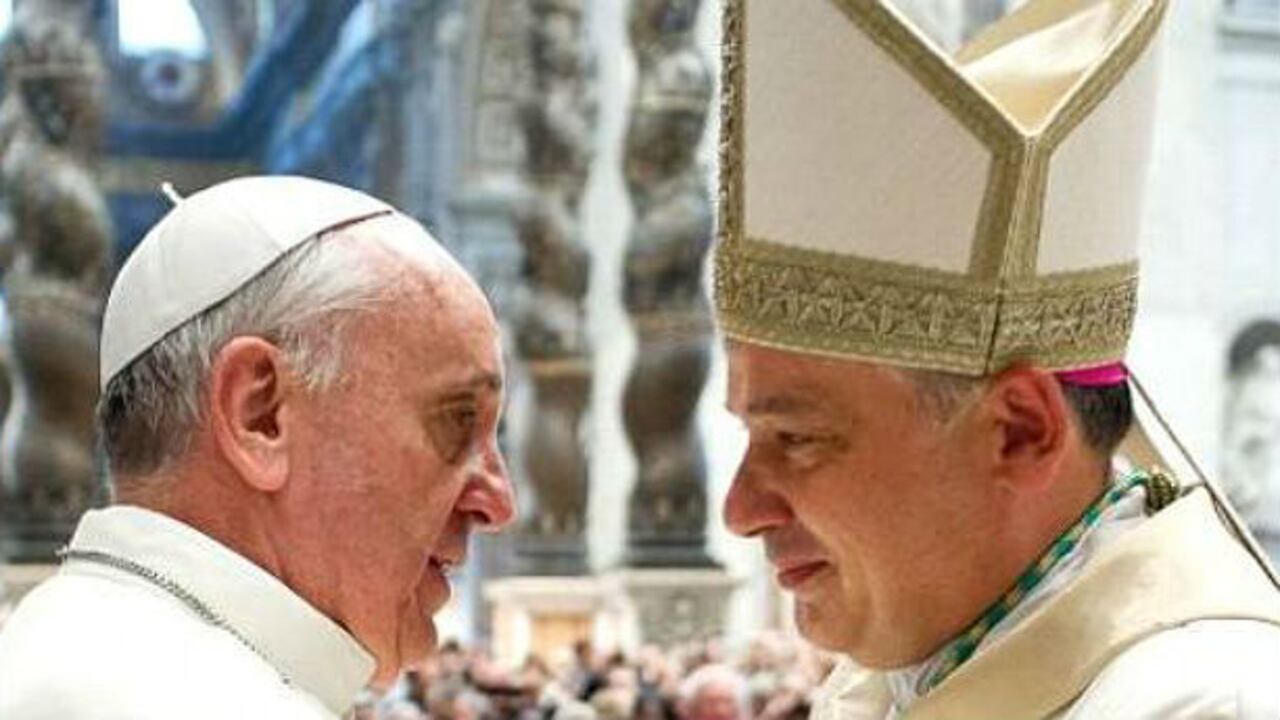 El papa Francisco (izq.) y el limosnero pontificio, Konrad Krajewski (der.).