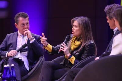 Este espacio representativo de DCH TV fue moderado por Juan Carlos Pérez Espinosa y contó con la participación de Miguel Cortés, CEO de Grupo Bolívar, Camila Escobar, CEO de Juan Valdez, y Mónica Contreras, CEO de TGI.