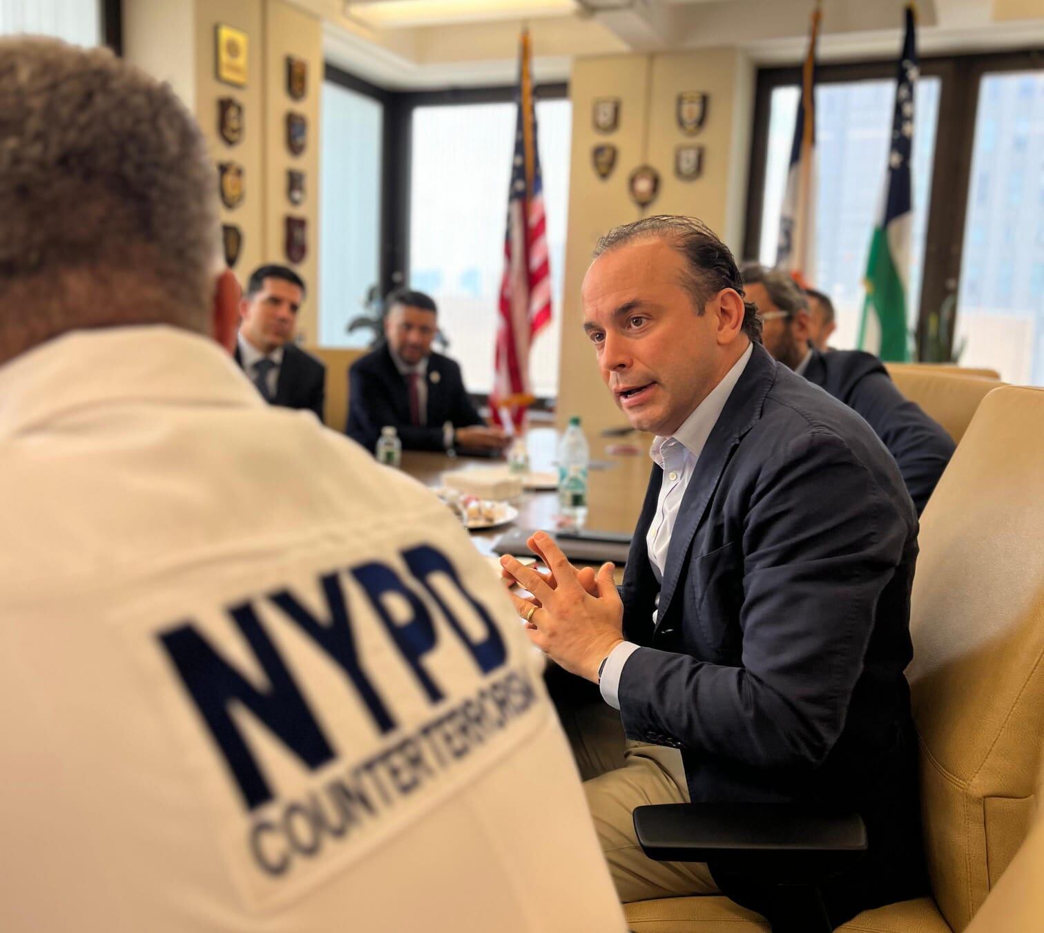 Alejandro Eder, alcalde de Cali durante la reunión con integrantes del cuerpo de inteligencia del Departamento de Policía de Nueva York.