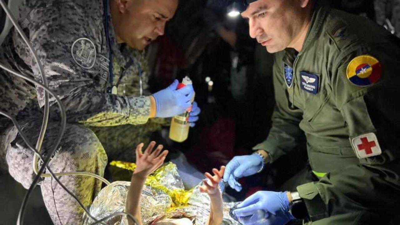 Miembros del Ejército Nacional le brindan atención a los menores de edad al momento de socorrerlos.