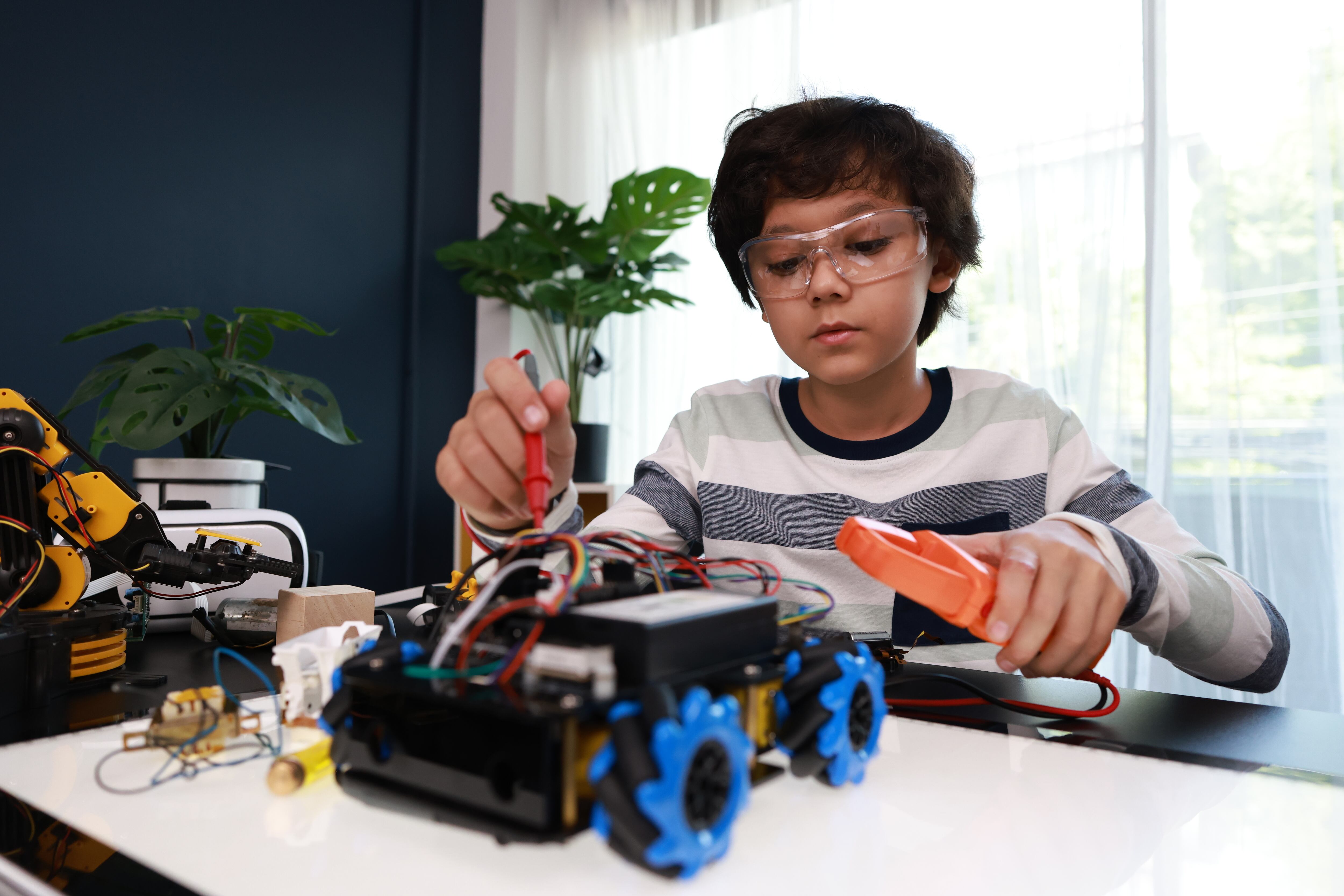 Algunos juguetes inteligentes están diseñados para mejorar la motricidad fina y gruesa de los niños.