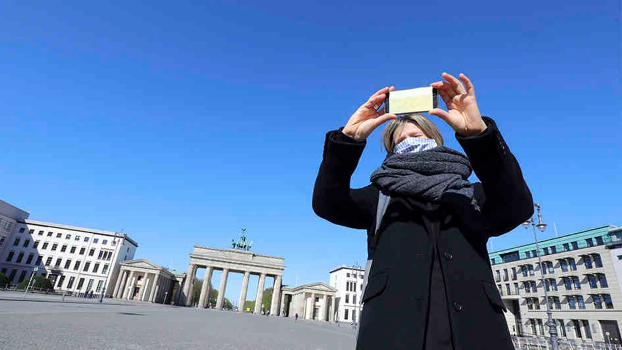 Miles de personas en Berlín protestan contra restricciones por coronavirus