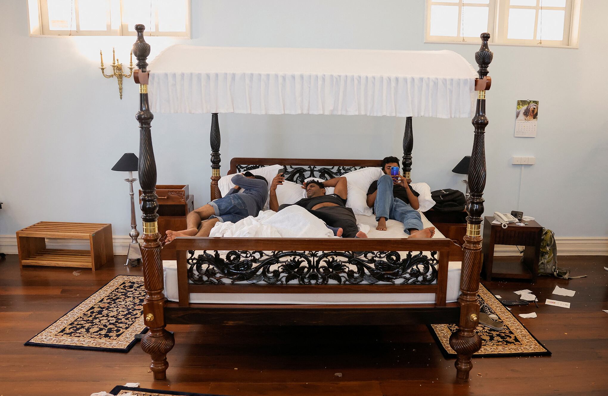 En imágenes : Manifestantes de Sri Lanka ocupan residencias de presidente y primer ministro