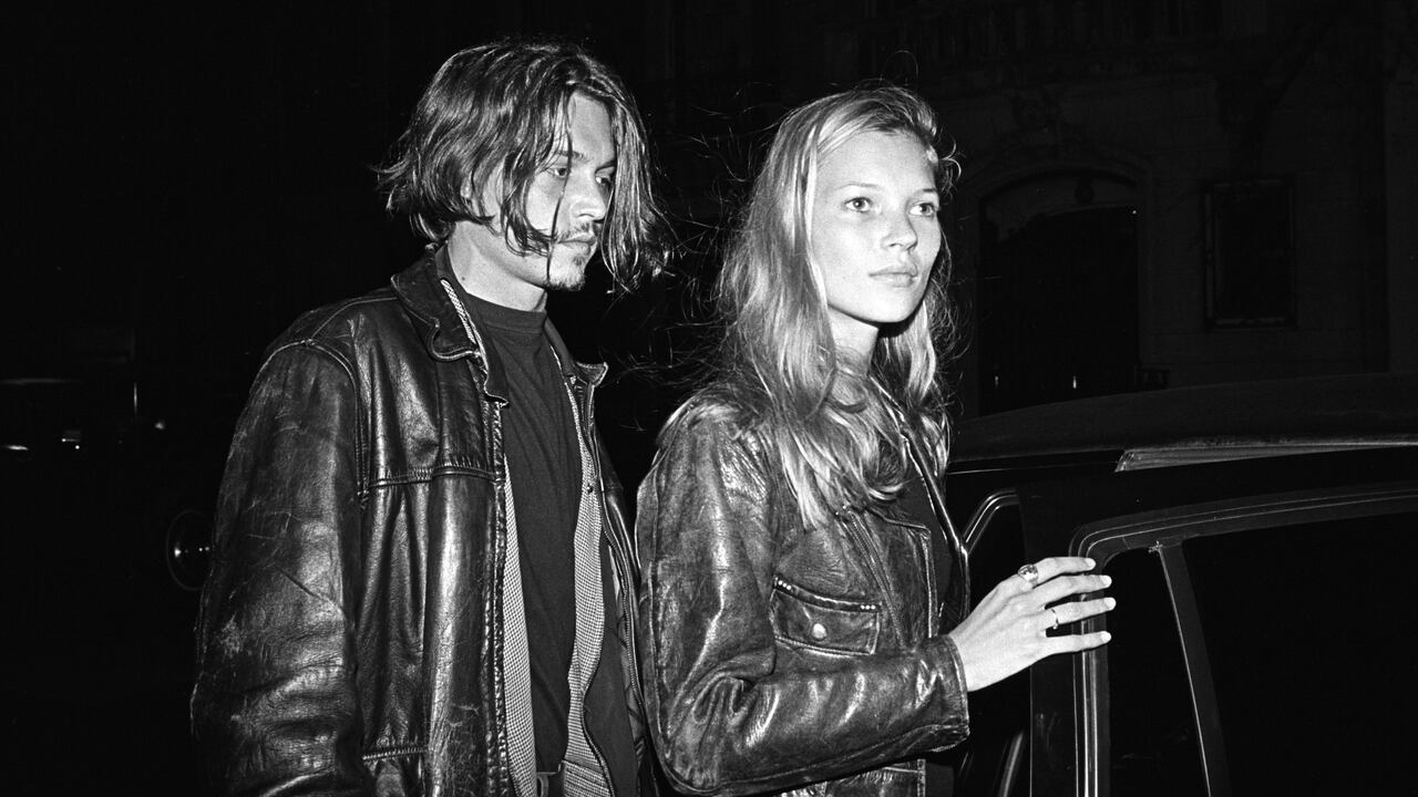Moss y Depp fueron una de las principales parejas de los 90 y salieron juntos de 1994 a 1998. Foto: Getty Images.