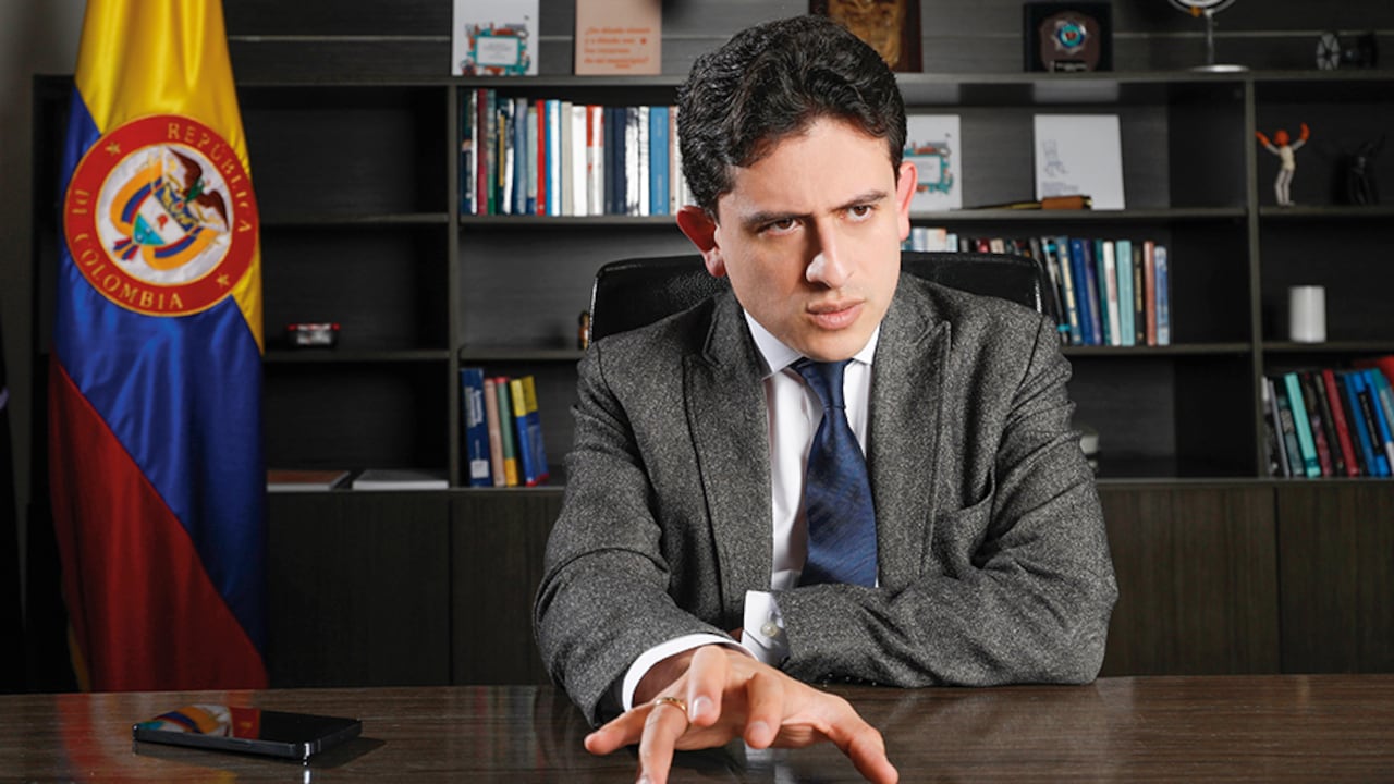 Esta, para efectos legales, tiene la misma validez que el papel, sin embargo, se genera, válida, expide, recibe, rechaza y conserva electrónicamente.