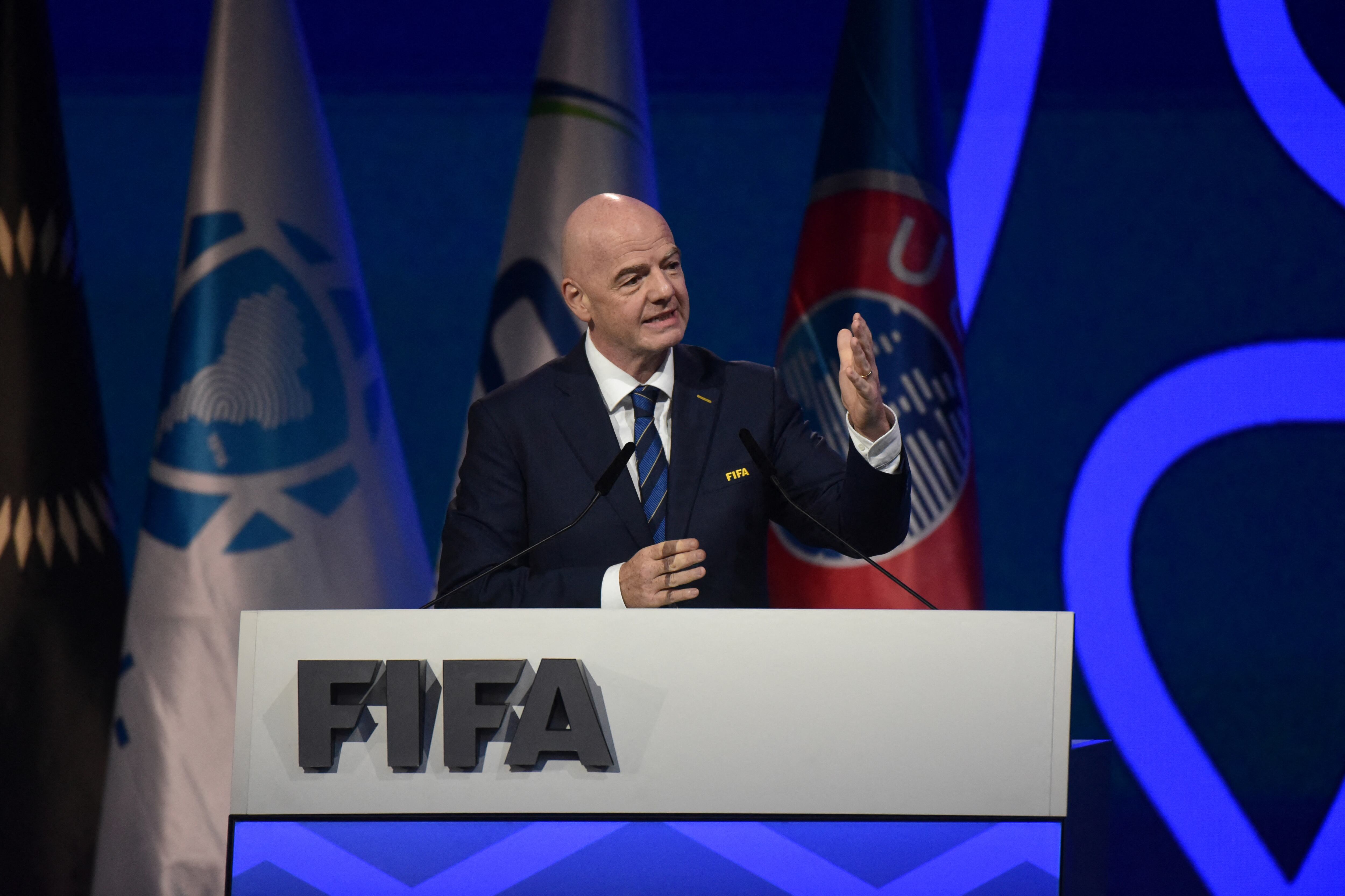 El presidente de la FIFA, Gianni Infantino, habla durante el 75º Congreso de la FIFA en la sede de la CONMEBOL en Luque, Paraguay.