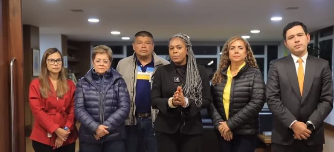 La ministra de Educación, Aurora Vergara; y la ministra de Trabajo, Gloría Inés Ramírez, anunciando el acuerdo.