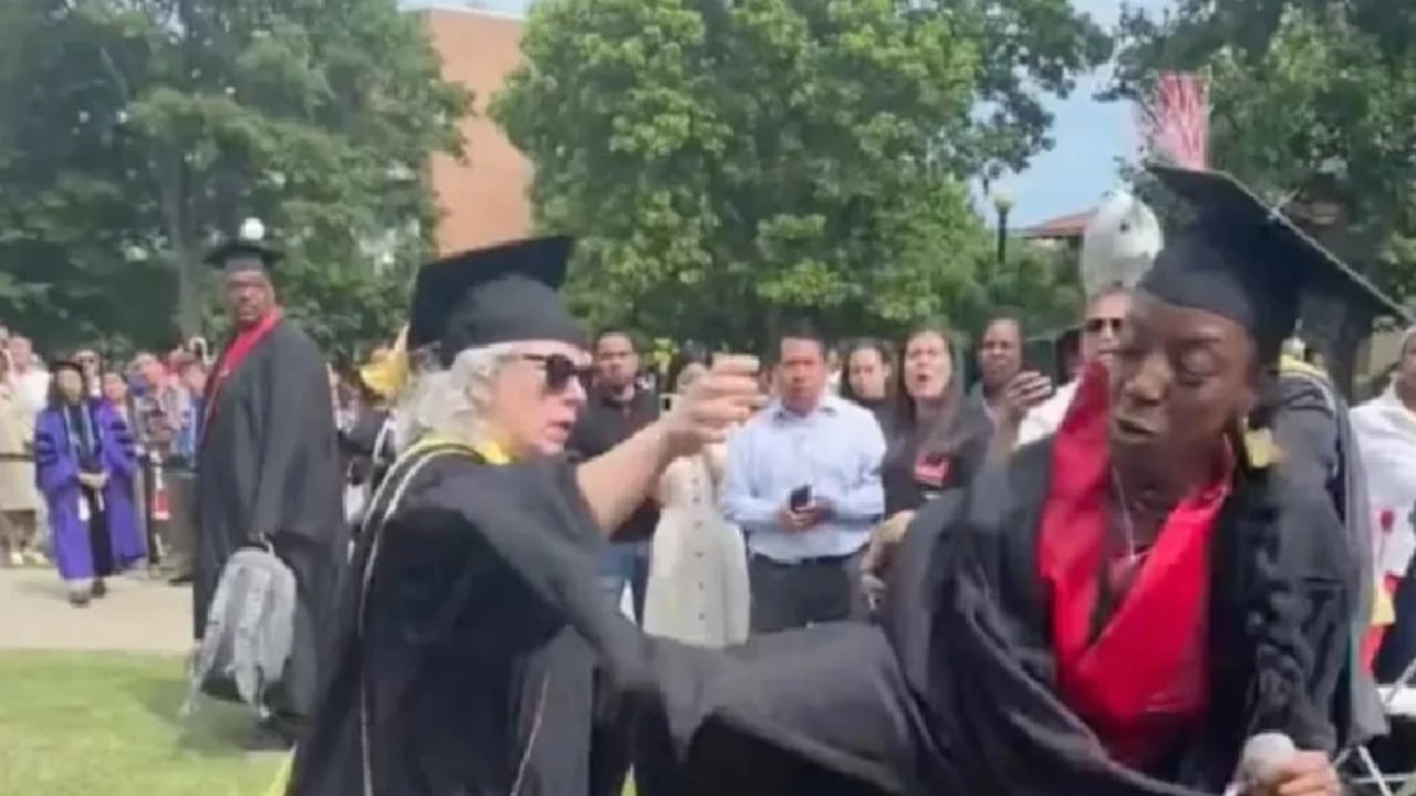 En video quedó el momento en el que una estudiante sostuvo una fuerte discusión con una de sus profesoras en momentos en el que se cumplía la ceremonia de graduación.