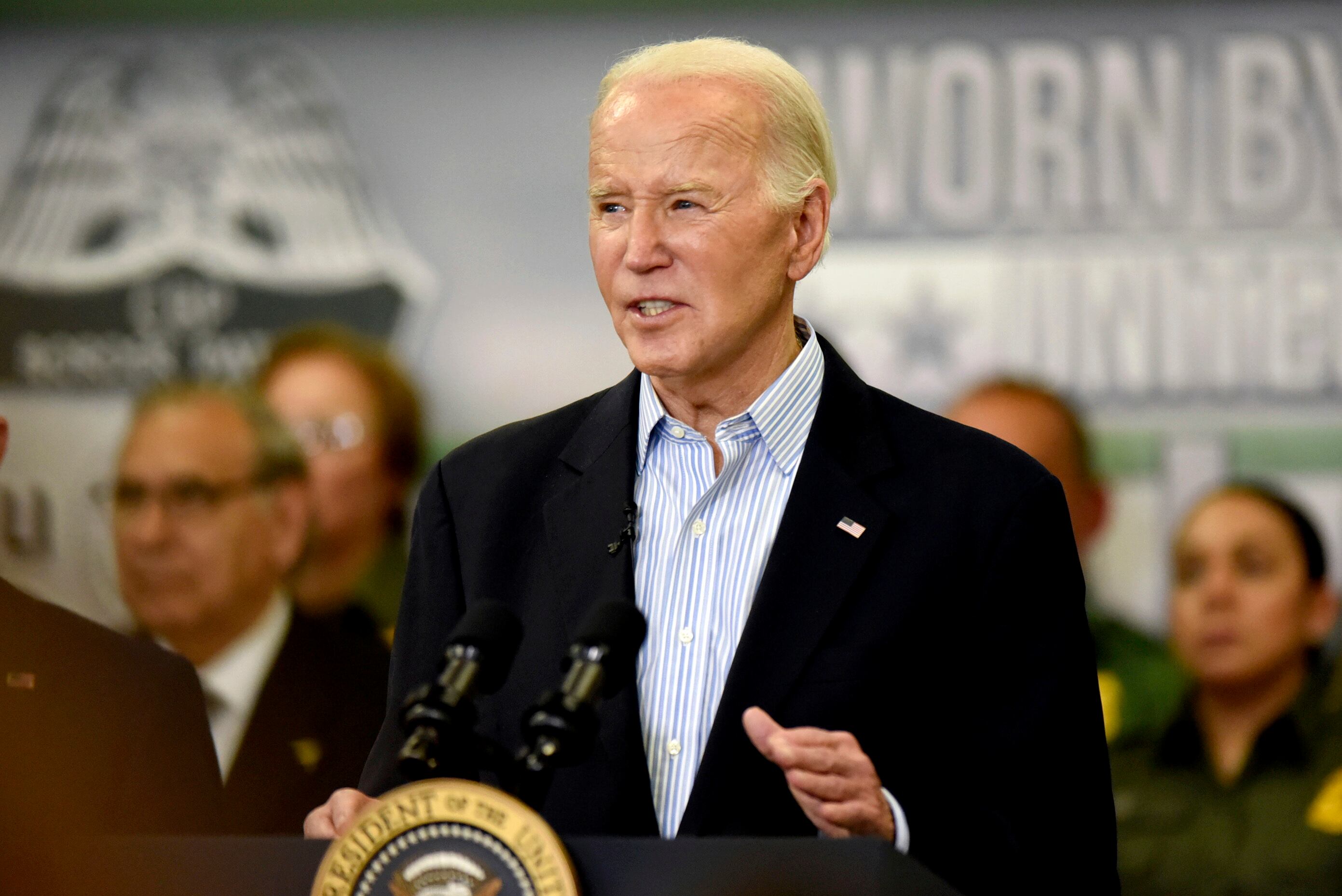 Biden estuvo acompañado por su jefe de inmigración, Alejandro Mayorkas, quien fue acusado hace más de dos semanas por los republicanos en la Cámara de Representantes, por presuntamente no cumplir con sus obligaciones.