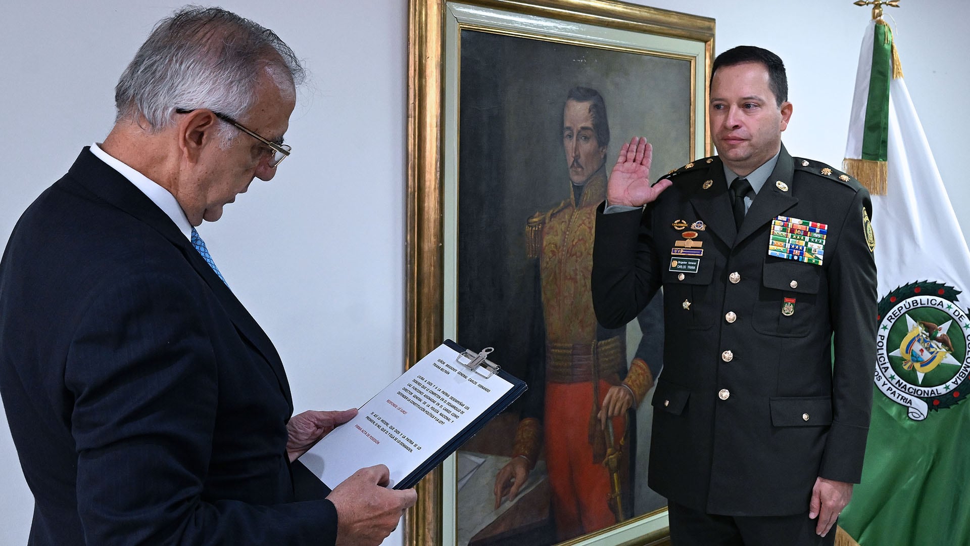 El ministro de Defensa, Iván Velásquez, posesionó este viernes, 14 de febrero, al nuevo director de la Policía Nacional, el general Carlos Triana,.