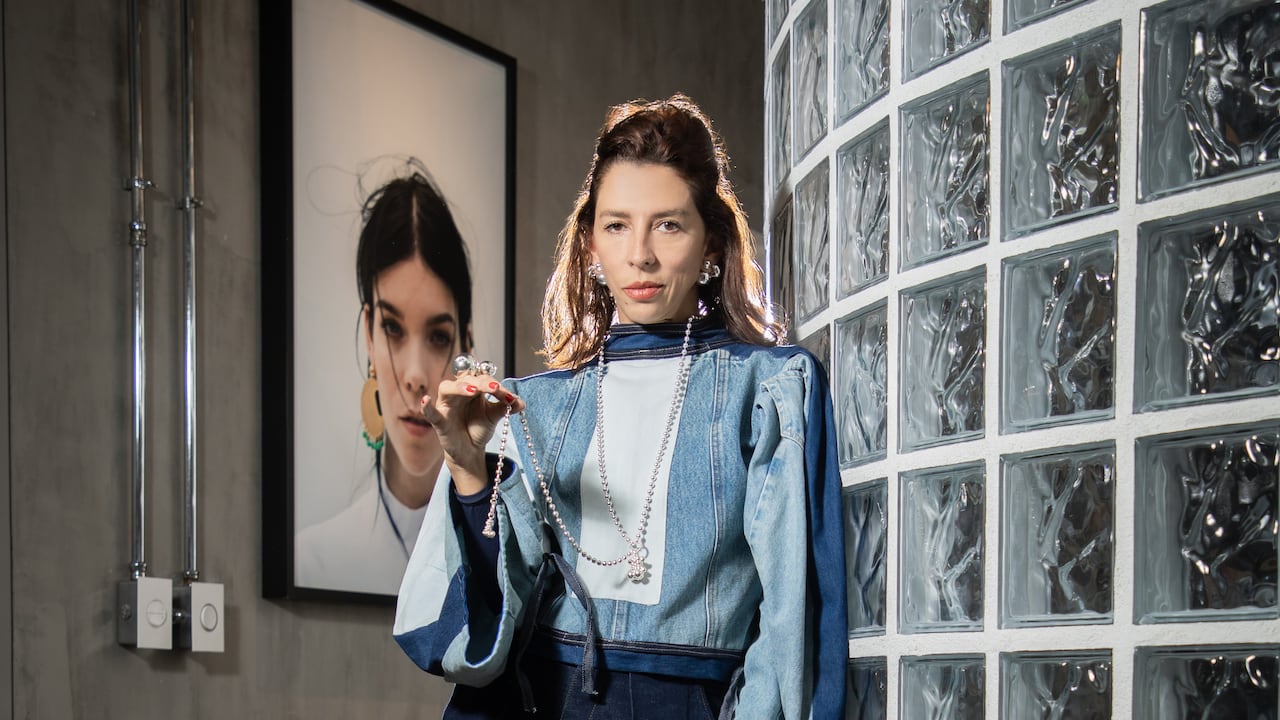 El estilo de la joyería de Paula Mendoza se basa en una mezcla de grandes formas con una portabilidad muy sencilla.