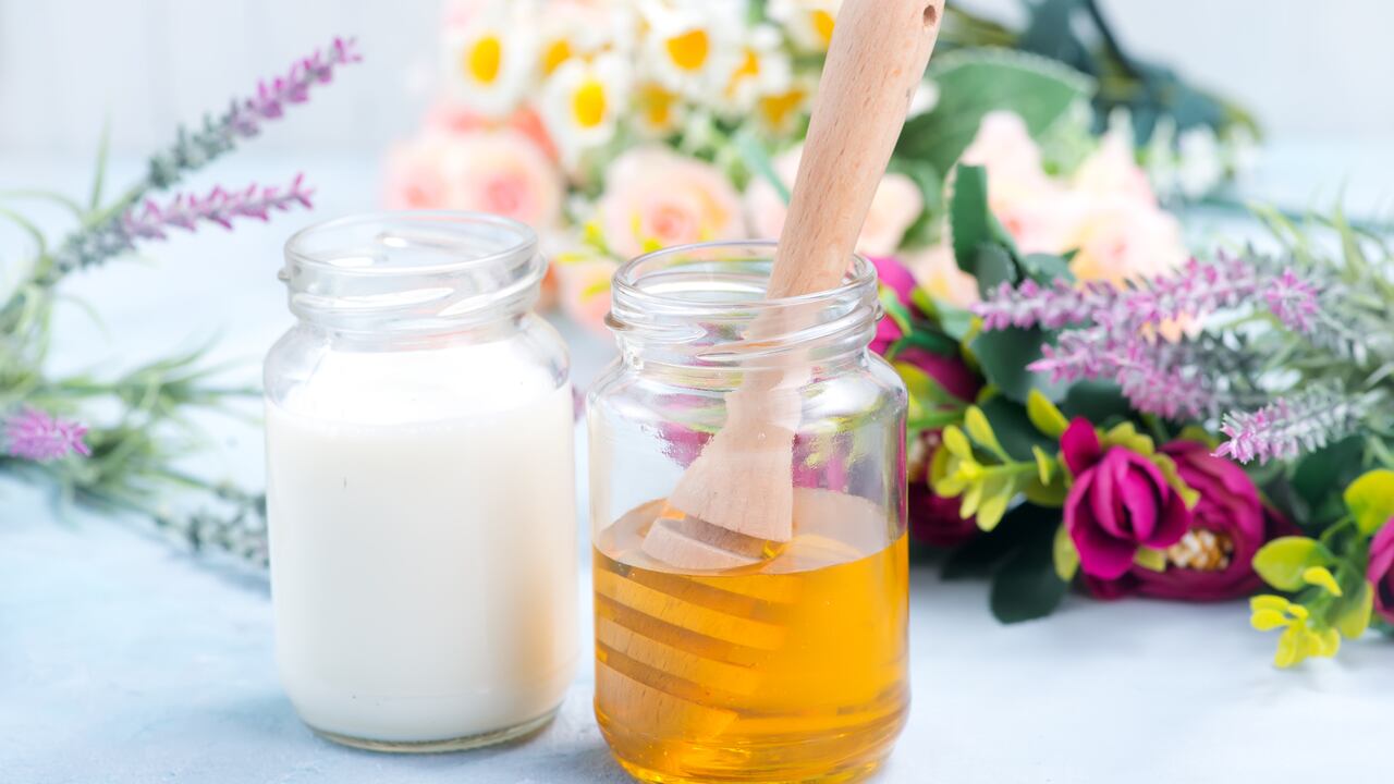 La leche contiene nutrientes que puede ayudar al crecimiento de las plantas.