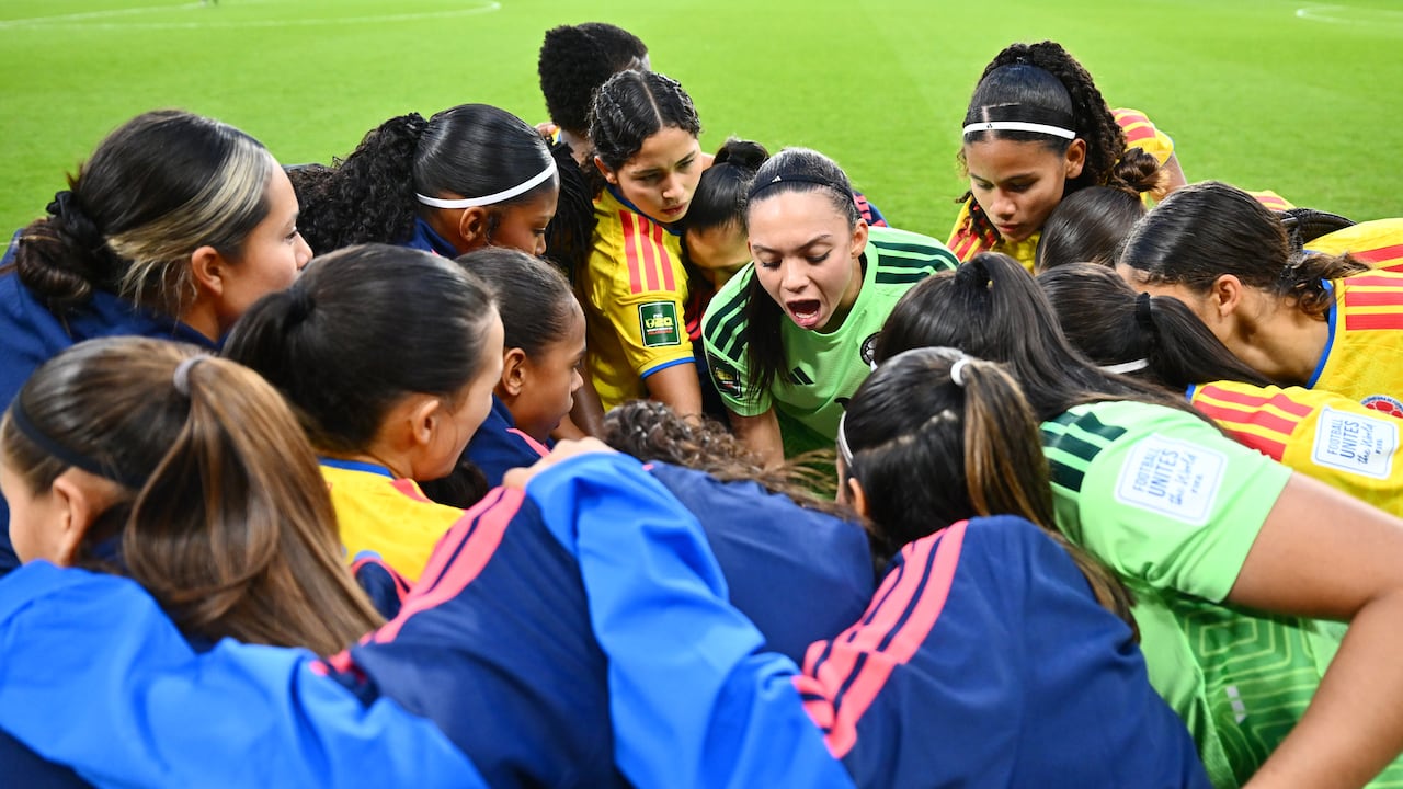 Luisa Agudelo dando una arenga para sus compañeras de la Selección Colombia en el Mundial Femenino Sub-20.