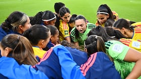 LODZ, POLAND - SEPTEMBER 23: Luisa Agudelo of Colombia speaks to the team in a huddle before the FIFA U20 Womens World Cup semi-final match between DPR Korea and Colombia at Stadion Miejski LKS Lodz on September 23, 2026 in Lodz, Poland. (Photo by Mateusz Slodkowski - FIFA/FIFA via Getty Images)