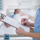 Hombre en cuidados intensivos.