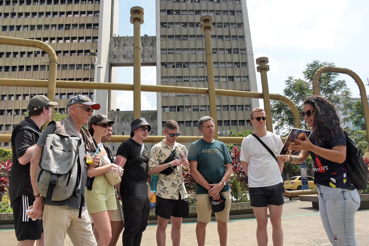 A pesar de que ya terminó la Feria de Cali, la llegada masiva de turistas extranjeros y nacionales a la ciudad sigue en aumento, uno de los lugares más visitados por los visitantes es la Plazoleta Jairo Varela, debido a su historia ligada al maestro Jairo Varela y el Grupo Niche.