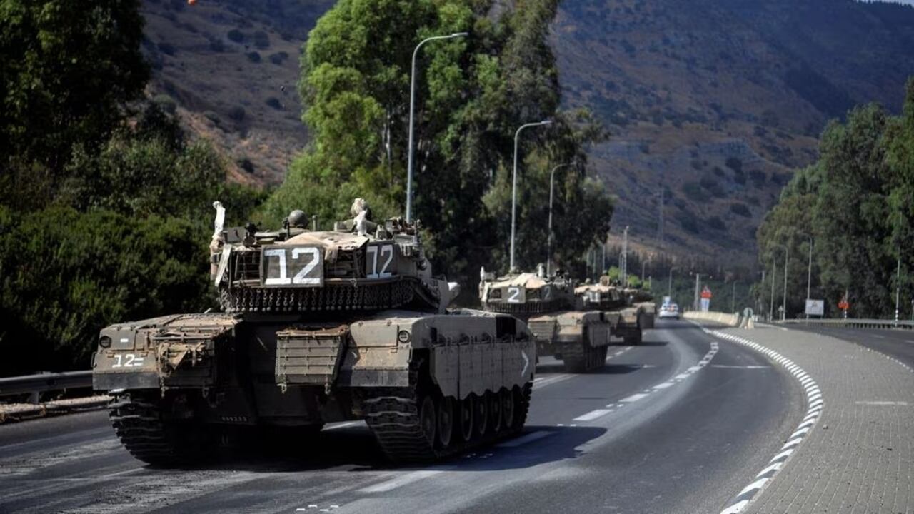 Un convoy de vehículos militares israelíes viaja por una carretera cerca de la frontera de Israel con el Líbano en el norte de Israel, 8 de octubre de 2023. REUTERS/Gil Eliyahu