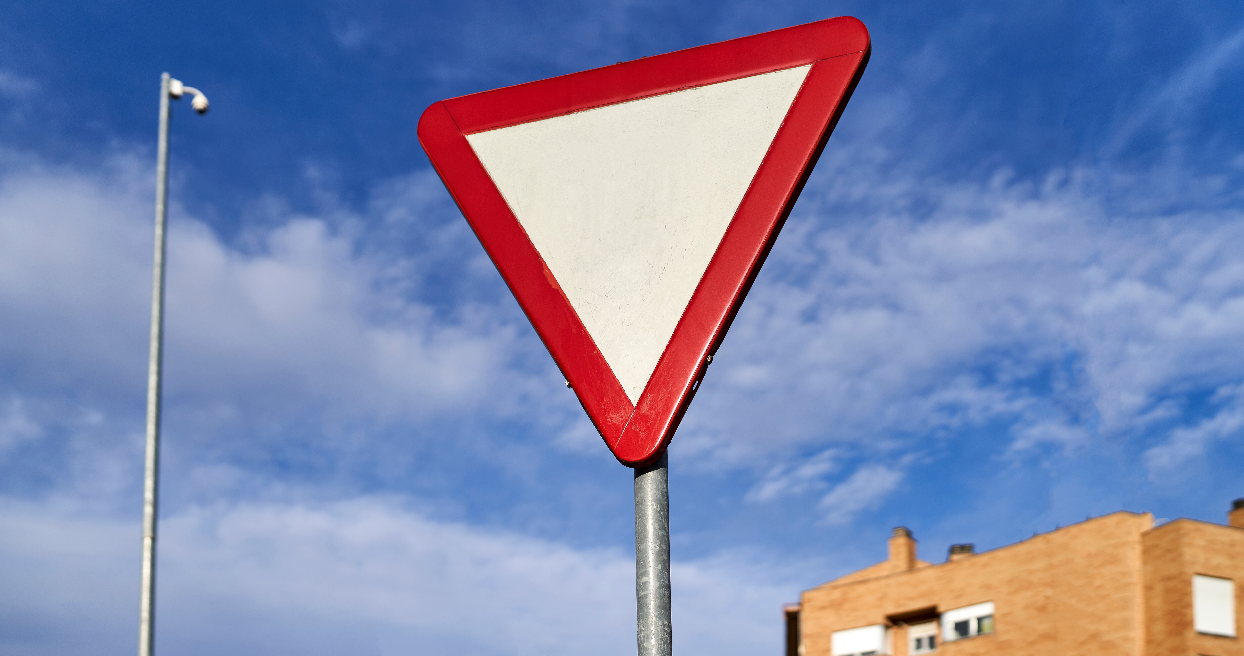 Señal de tránsito del triángulo al revés.