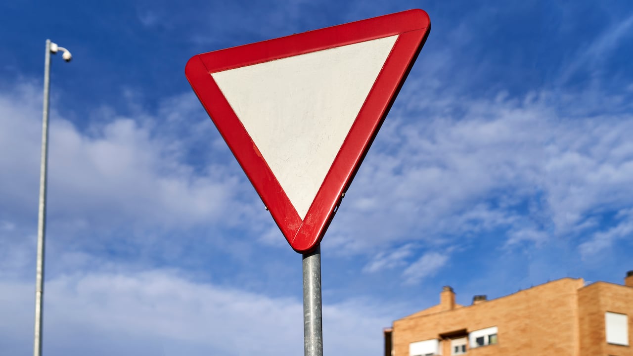 Señal de tránsito del triángulo al revés.