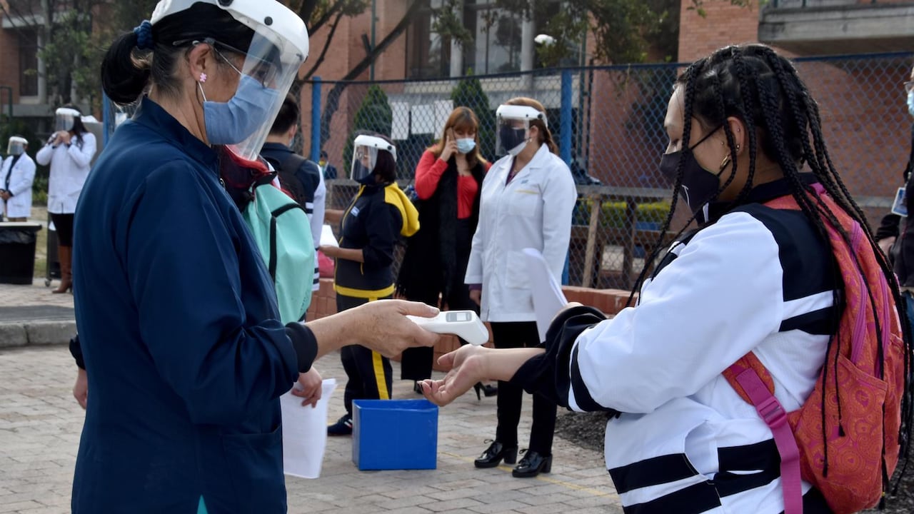 El retorno paulatino y alternado de los estudiantes a las aulas de clase es una de las principales estrategias que utilizan las instituciones para cuidar la salud de los asistentes.