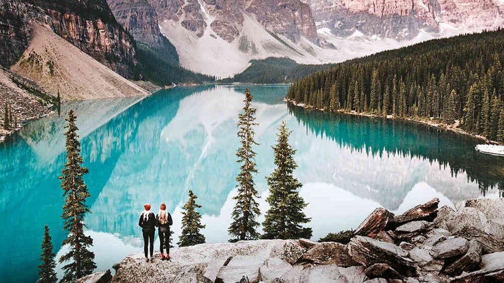 El Parque Nacional de Banff, el más antiguo del país, sorprende con sus lagos y paisajes rocosos.