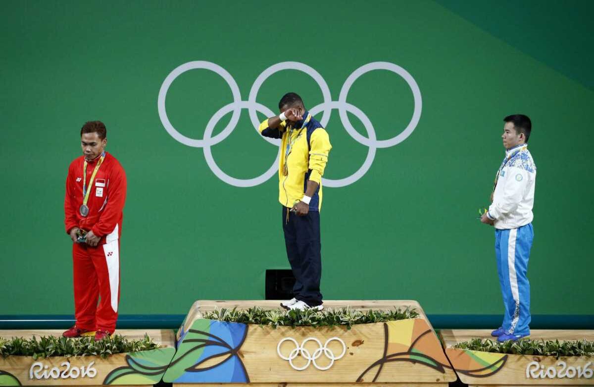 En lo más alto del podio, por primera vez un hombre colombiano. Gran emoción. EFE/EPA/LARRY W. SMITH