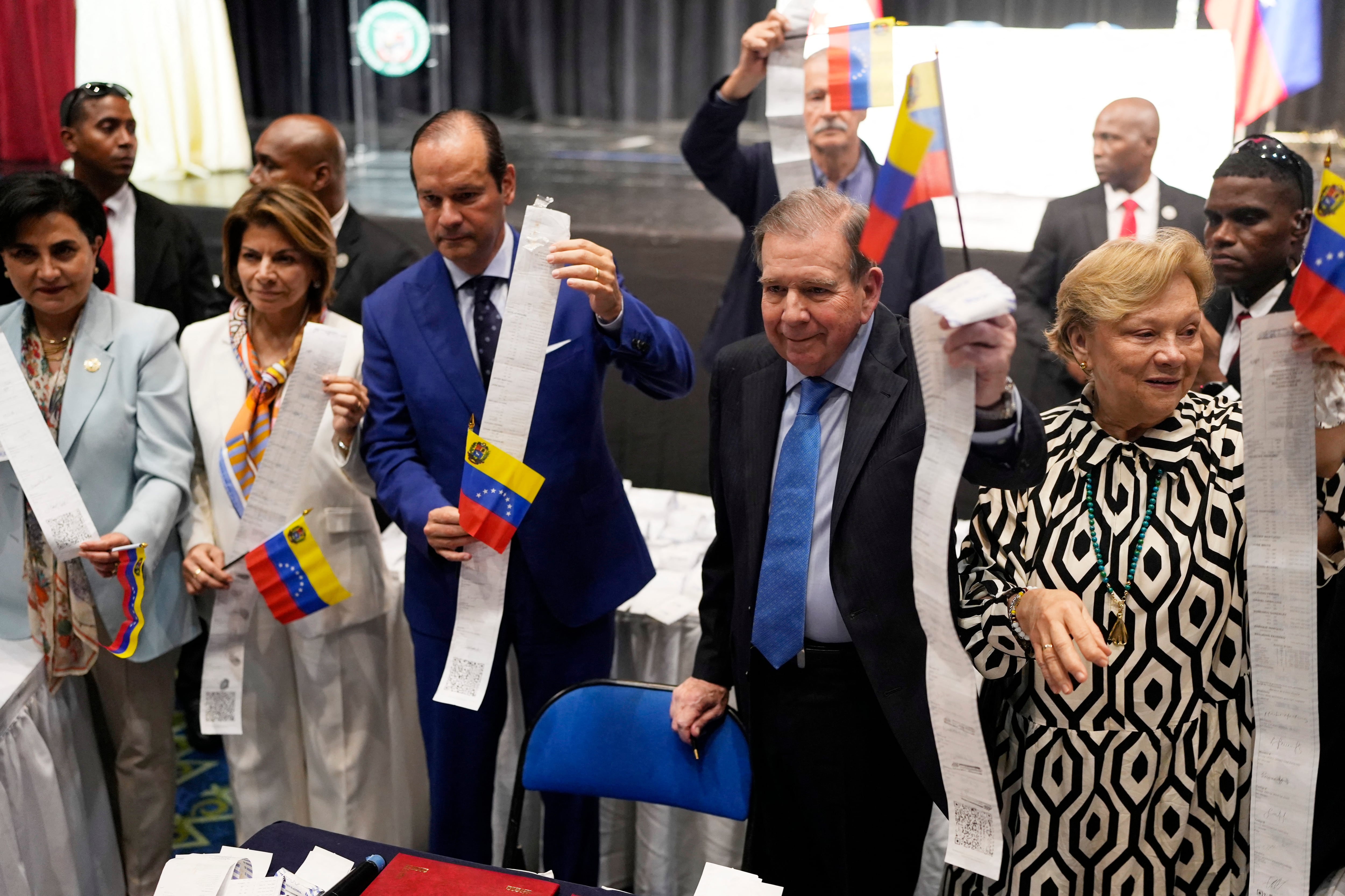 El líder de la oposición venezolana Edmundo González Urrutia (2do-R) y el Ministro de Relaciones Exteriores panameño Javier Martínez Acha (3ro-L) muestran los registros de votación durante el Acto de Reafirmación de la Democracia con Venezuela en el centro de convenciones Atlapa en la Ciudad de Panamá el 8 de enero de 2025.