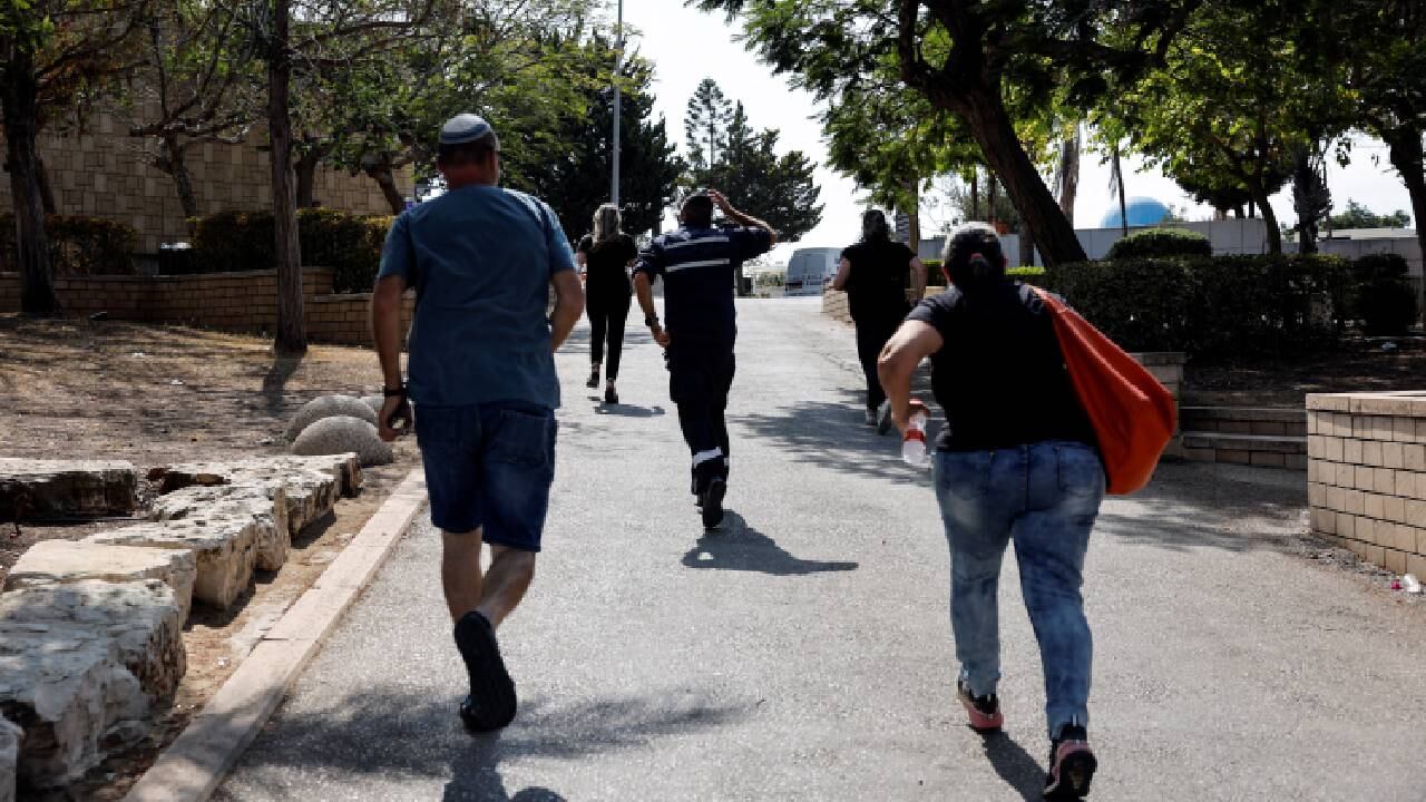 La gente busca refugio, mientras suenan las sirenas en Ashkelon, sur de Israel , el 10 de octubre de 2023.