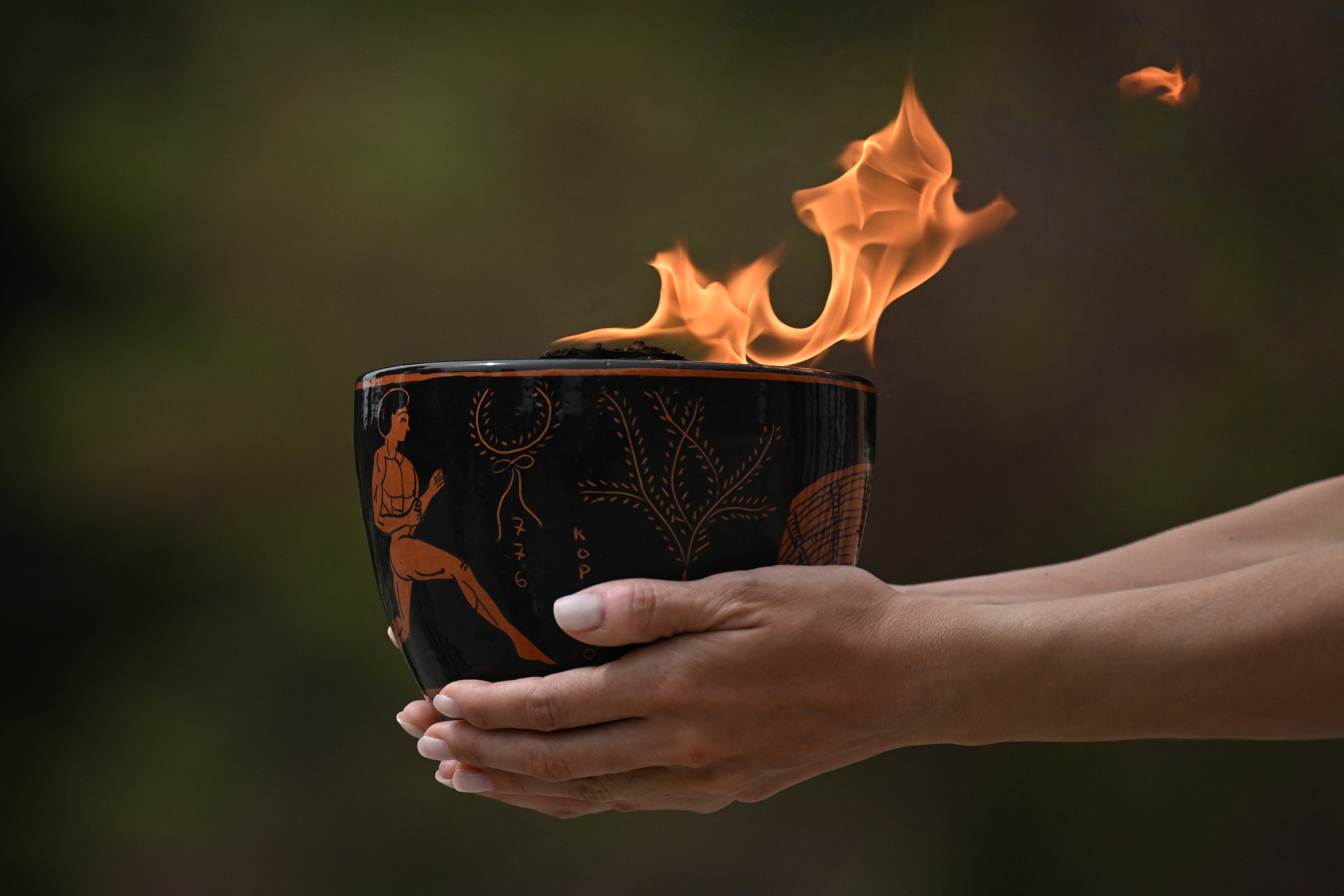 La llama de los Juegos de París-2024 es encendida en Olimpia