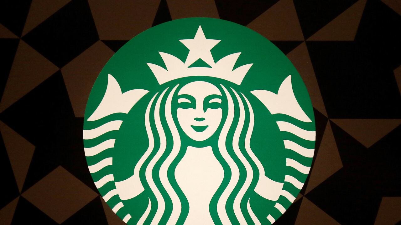 El logotipo de Starbucks se muestra en la puerta del servicio de entrega Green Apron en el Empire State Building en el distrito de Manhattan de Nueva York, EE. UU.