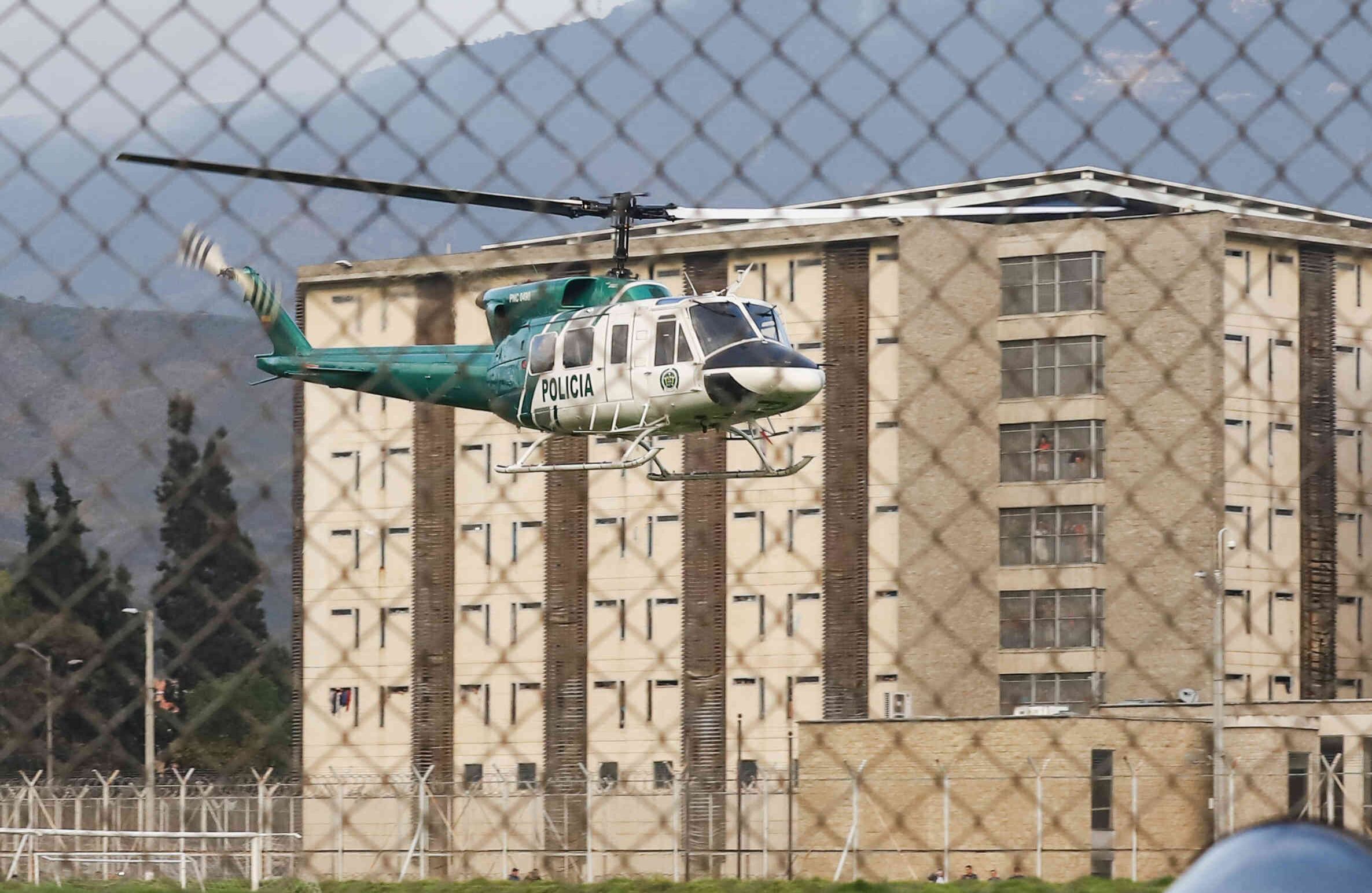 Cómo una escena de película, un helicóptero apareció en el cielo, sobrevoló los alrededores y rápidamente aterrizó en La Picota. Los rumores de una extradición expedita se comenzaron a propagar entre los manifestantes a las afueras que gritaban “¡Lo van a extraditar!”. La incertidumbre y la gran conmoción reinaron en el perímetro. Foto: Diana Rey / SEMANA.