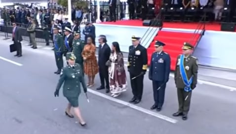 Momento en el que la general Martha David Bastidas camina para ser condecorada por el presidente Gustavo Petro.