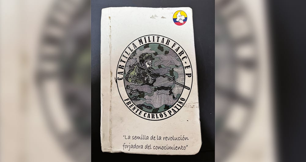    Estas son las cartillas y libros de bolsillo que están repartiendo las disidencias de Iván Mordisco en el país para reclutar personal, sin importar que sean menores de edad. Los libros contienen los estatutos de la organización criminal y se les enseña a los nuevos integrantes cómo deben atacar a la fuerza pública. 
